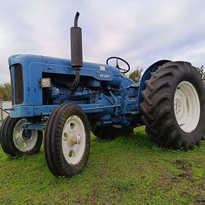 Lote anterior: FORDSON MAJOR hay solo que ponerle bateria y andar, va con rastra, arado y disquera de 3 puntos, todo pronto para usar, el duño no dio muchas especificaciones sobre el pero parece ser del año 65 modelo fordson major E1A
