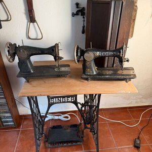 Lote siguiente: 2 Máquinas de Coser Antiguas Singer sobre Mesa de Hierro con Pedal