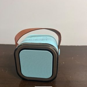 Lote siguiente: Reproductor de Audio Inalámbrico Portátil Azul con Correa de Cuero