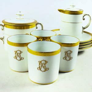Conjunto de Porcelana Francesa Blanca con Guarda Dorada: Pocillos, Platillos, Azucarero y Lechera - imagen 3