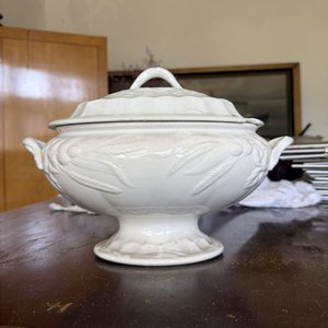 Lote siguiente: Sopera de Porcelana Blanca Clásica con Relieve y Motivos Florales