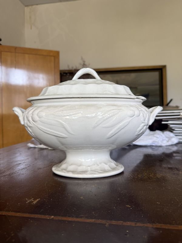Sopera de Porcelana Blanca Clásica con Relieve y Motivos Florales