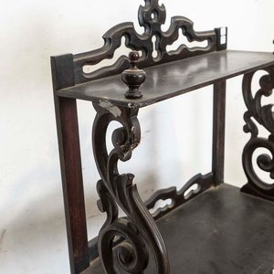 Estante Musical Colonial Tallado con Detalles en Madera y Lustre - imagen 2