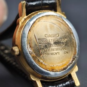 Lote de 3 Relojes de Dama: Vivani Nacarado, Casio Dorado y Casio Cuero - imagen 7