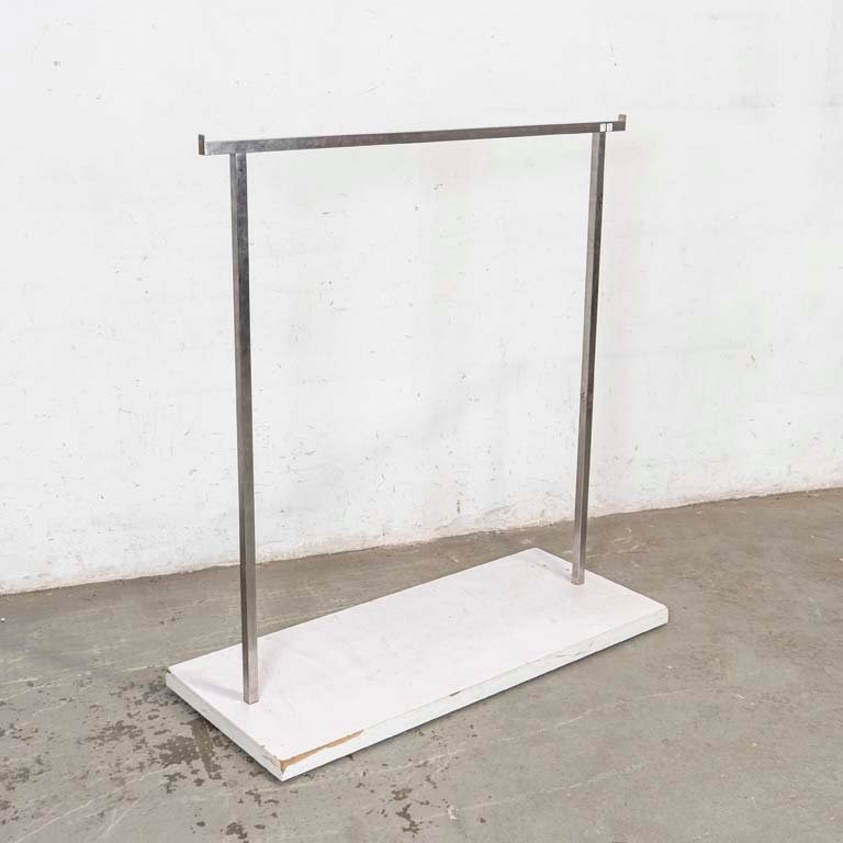 Lote siguiente: Perchero de acero inoxidable con base de compensado melamínico