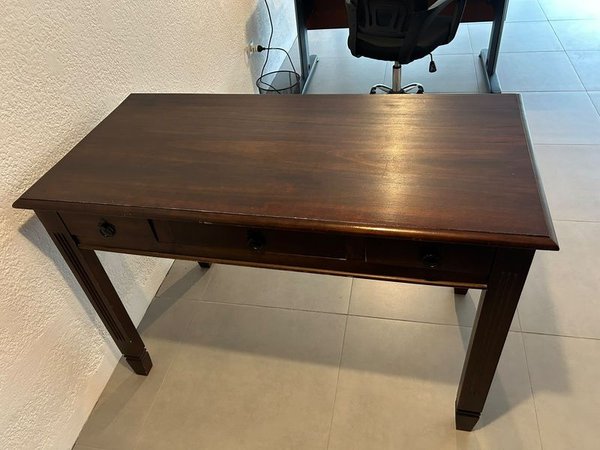 Escritorio de madera oscura con 3 cajones