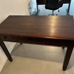 Lote siguiente: Escritorio de madera oscura con 3 cajones
