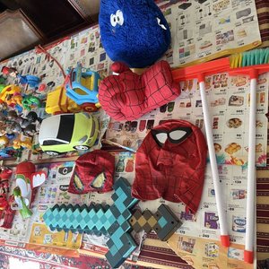 Lote Grande de Juguetes Variados: Figuras, Vehículos y Disfraces - imagen 7