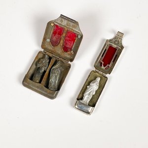 Lote siguiente: Dos Relicarios Metálicos con Figuras Religiosas