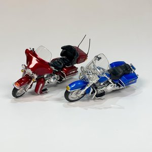 Maquetas Maisto: Harley Davidson Electra Glide Ultra Classic Roja (2005) y Road King Azul (1997) - imagen 1