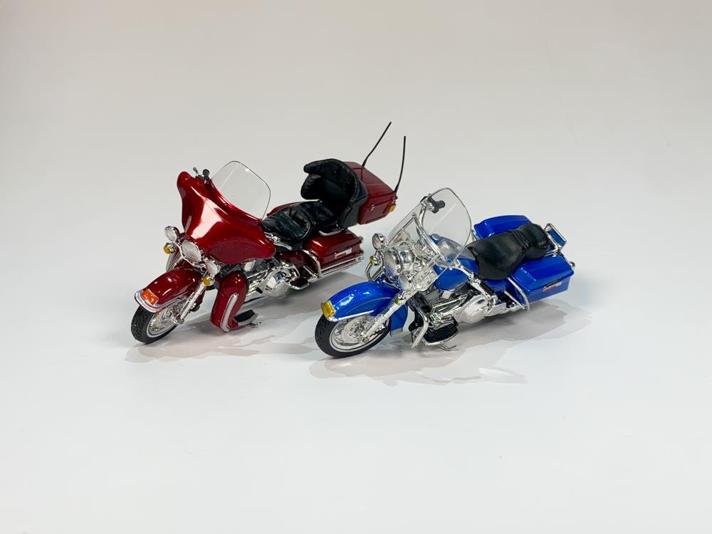 Maquetas Maisto: Harley Davidson Electra Glide Ultra Classic Roja (2005) y Road King Azul (1997)