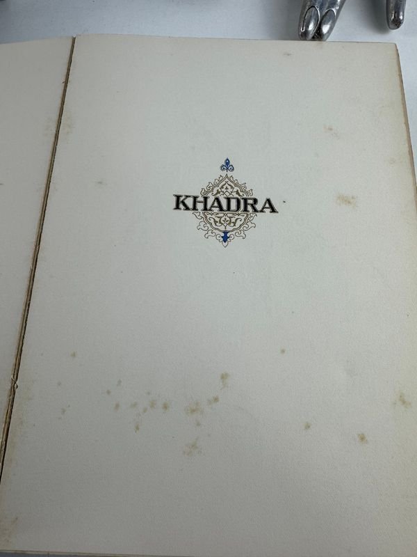 Libro de KHADRA con diseños coloridos y materiales variados - imagen 3