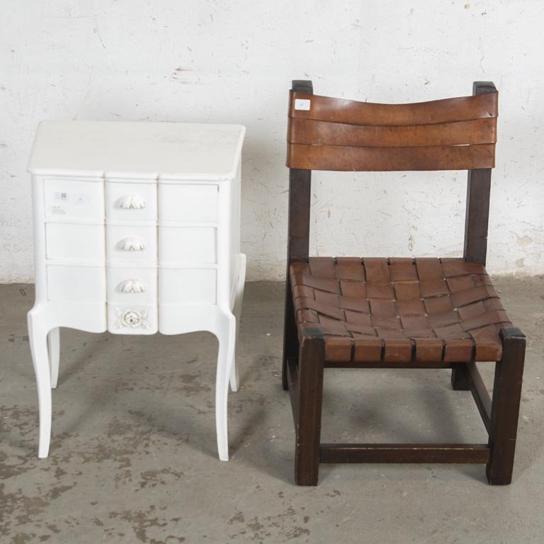Mesita de Luz Blanca Estilo Regencia con Tres Cajones y Silla Matera de Madera y Cuero
