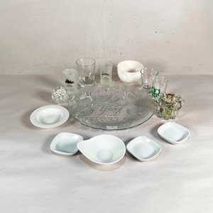 Lote siguiente: Lote de 15 piezas: Plato decorativo, vasos para tequila, porta velas y copetineros
