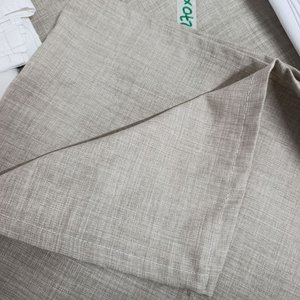 Lote de Textiles: Corte de Tela, Mantel Cuadrado Blanco, Cortina y Sábana de Cuna - imagen 3