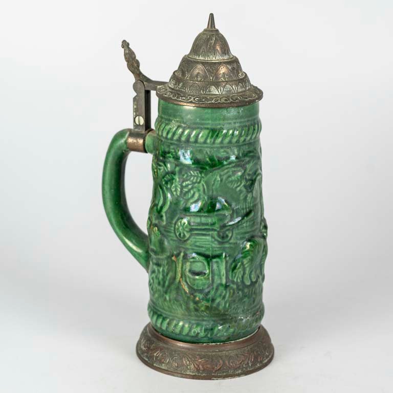 Jarra de cerveza cerámica con escenas en relieve y tapa de peltre - imagen 2