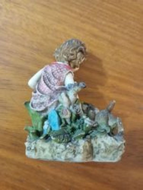 Figurina de niña con venado y alhajero - imagen 4