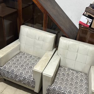 Lote anterior: Par de Sofás Blancos con Estampado Geométrico