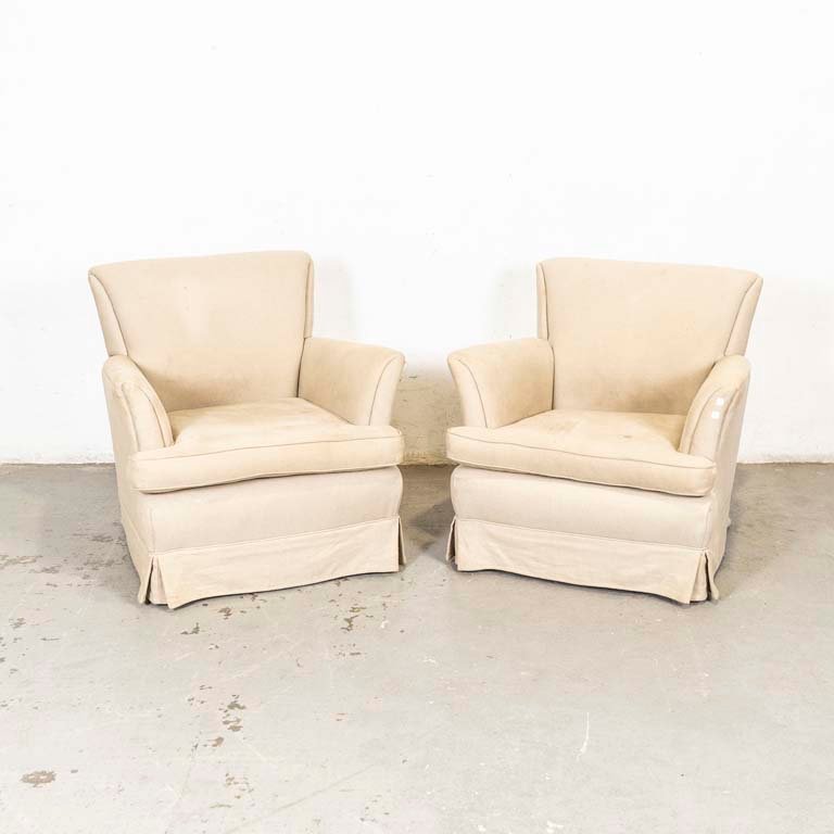Lote siguiente: Sillones tapizados en color beige con almohadones