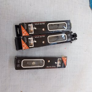Siete piezas: control universal +2 micrófonos + 3 palos de selfie + aro de basket para ropa sucia. - imagen 6