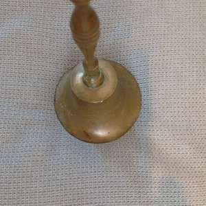 Campana Antigua de Bronce con Mango de Madera - imagen 4