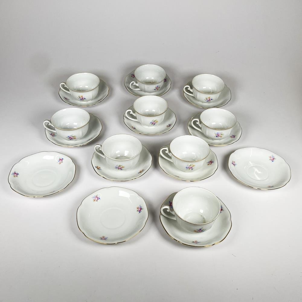 Nueve tazas de te porcelana checa, con doce platillos