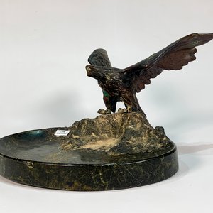 Centro de mesa oval en granito negro con escultura de águila en bronce - imagen 4