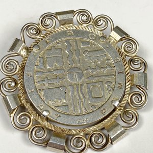 Prendedor Circular Plata con Diseño de Moneda FAO 1989 - imagen 3