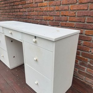 Escritorio Blanco con Cajones y Manijas Redondas - imagen 3