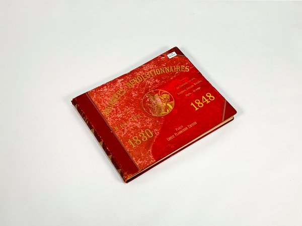 Lote siguiente: Libro de historia 'Días revolucionarios (1830-1848)' en buen estado