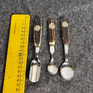 Lote siguiente: Set de 3 Cucharitas de Acero Inoxidable con Mangos de Asta y Detalle de Bronce