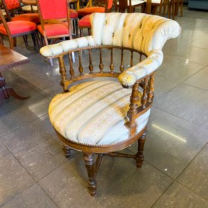 Sillón de Estilo Inglés con Tapizado Floral y Patas de Madera - imagen 2