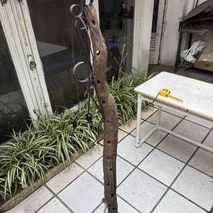 Lámpara de Pie Artesanal con Tronco y Hierro - imagen 3