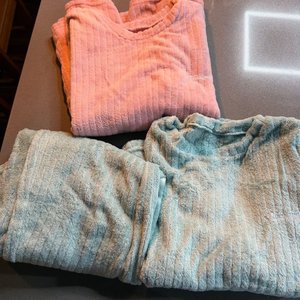 Lote siguiente: Conjunto Pijama Talle S: Dos Buzos y Pantalón de Plush