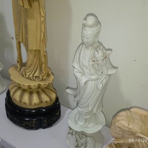 Lote de Adornos Orientales y Variados: Figuras, Elefantes, Floreros y Vasijas en Hueso, Piedra y Loza - imagen 5