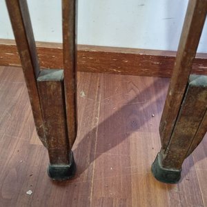 Par de Muletas Antiguas de Madera Lustrada con Apoyos y Punteras de Goma - imagen 3