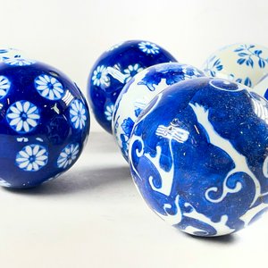 Set de 7 Bolas Decorativas de Porcelana Blanca y Azul con Diseños Florales y Mariposas - imagen 3