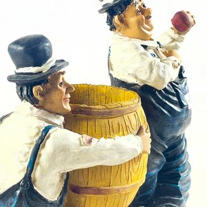 Figura Decorativa de Personajes con Barril Amarillo - imagen 5
