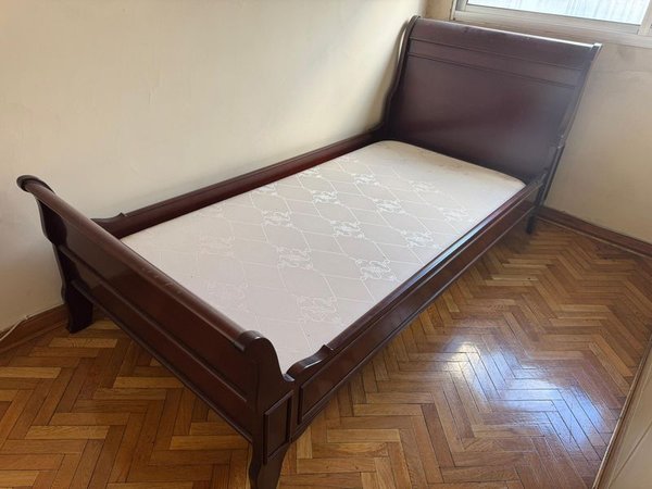 Cama de una plaza con parrilla tapizada en buen estado