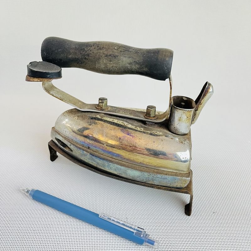 Plancha vintage eléctrica con soporte: una pieza clásica para la limpieza - imagen 5