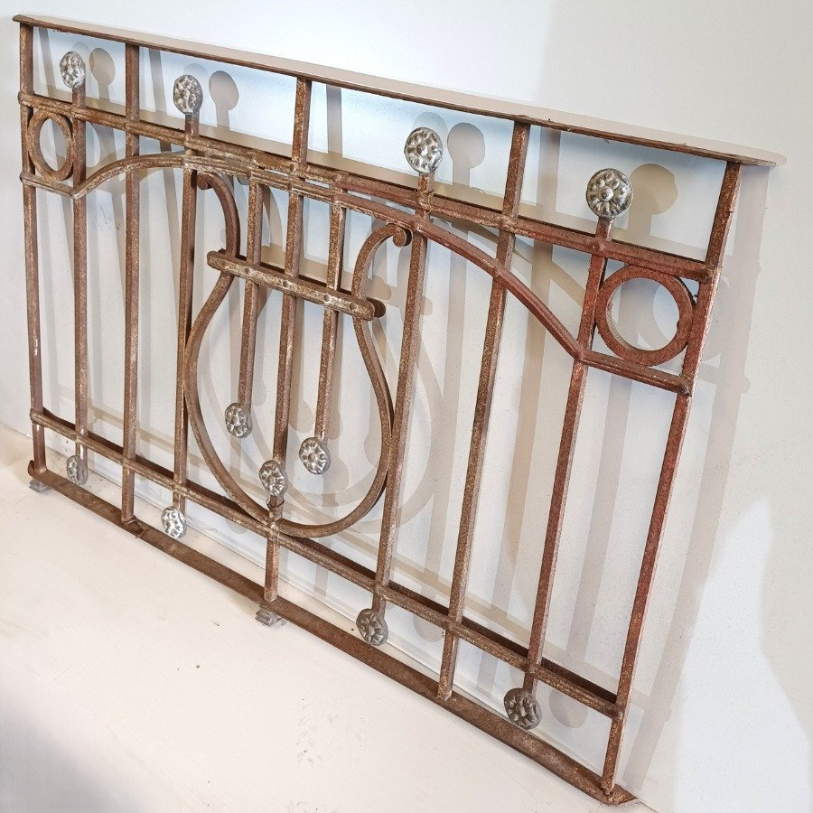 Reja antigua de metal con diseño curvo - imagen 2