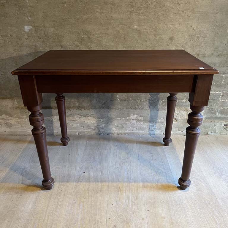 Lote anterior: Mesa en pinotea con patas talladas, tapa de cedro - Medidas: 88x58x69cm