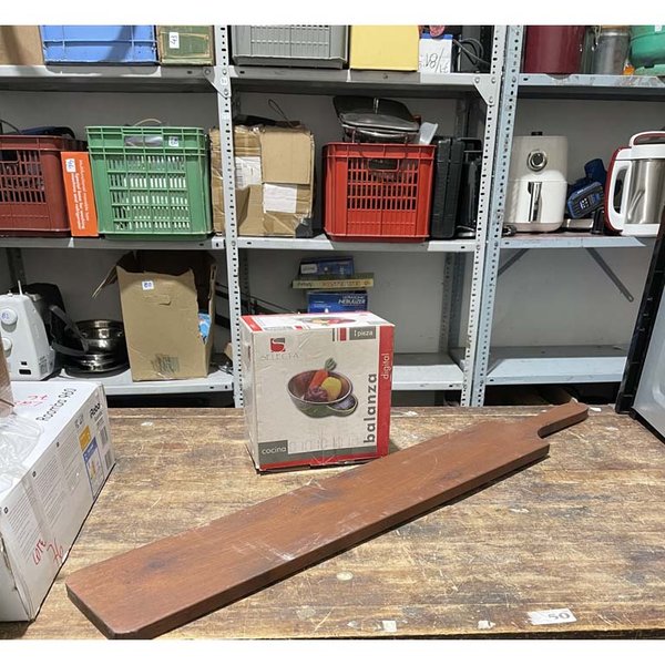 Balanza Antigua de Cocina con Tabla de Madera