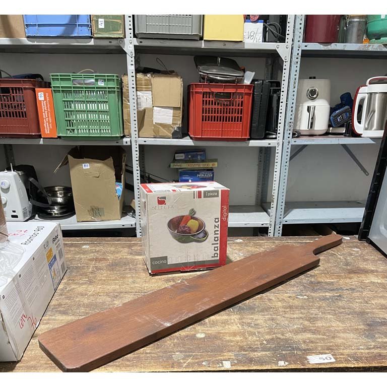 Balanza Antigua de Cocina con Tabla de Madera