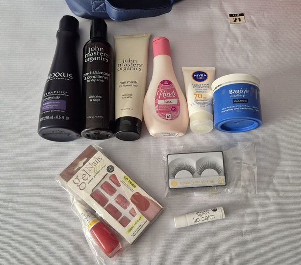 Conjunto de productos de belleza y cuidado personal - imagen 5