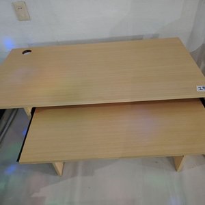 Escritorio de madera clara con bandeja para teclado - imagen 2