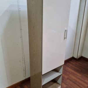 Mueble Vertical con Puerta y Estantes Abiertos - imagen 3