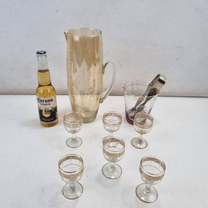 L 140 - Set De 9 Piezas - Atractivo set de bar en vidrio tallado con jarra, 6 copas para licor, balde hielera y pinza de hielo con diseño estilo garra (Balde con rajadura / Pinza con detalles de uso) - imagen 1
