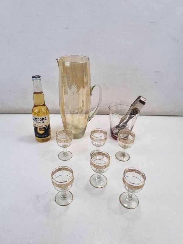 L 140 - Set De 9 Piezas - Atractivo set de bar en vidrio tallado con jarra, 6 copas para licor, balde hielera y pinza de hielo con diseño estilo garra (Balde con rajadura / Pinza con detalles de uso)