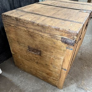Antiguo Baúl de Pino Blanco con Herrajes Metálicos - imagen 3